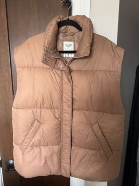 New Abercrombie Women's
Oversize Fit
Quilted Puffer Vest Size
Large